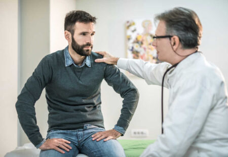 Flebólogo consolando a paciente