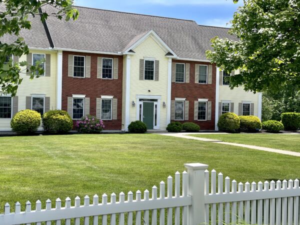 Foto exterior de la ubicación en Salem, Nuevo Hampshire, del Center for Vein Restoration que muestra el exterior del edificio.