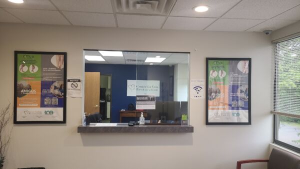 Foto interior de la ubicación en Muskegon, Míchigan, del Center for Vein Restoration que muestra el mostrador principal.