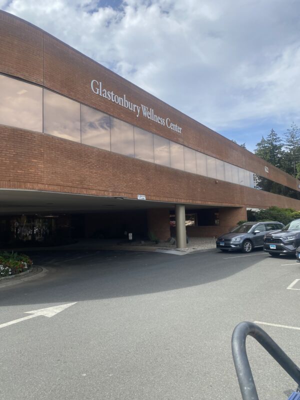 Exterior photo of the Glastonbury, Connecticut location of center for Vein Restoration showing the outside of the building