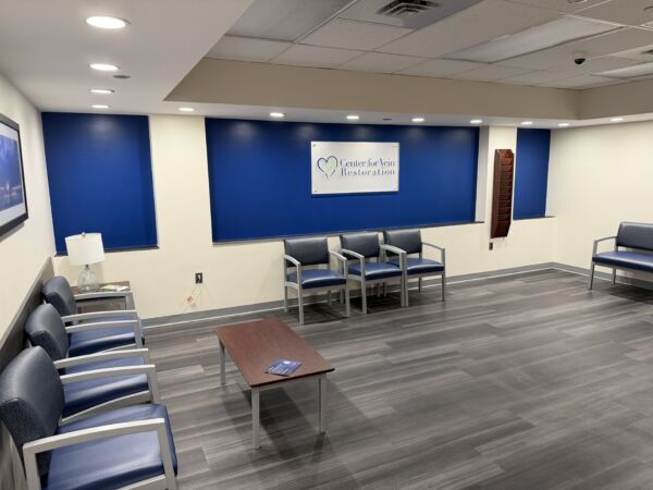 Foto interior de la ubicación en Southfield, Míchigan, del Center for Vein Restoration que muestra el área de espera.