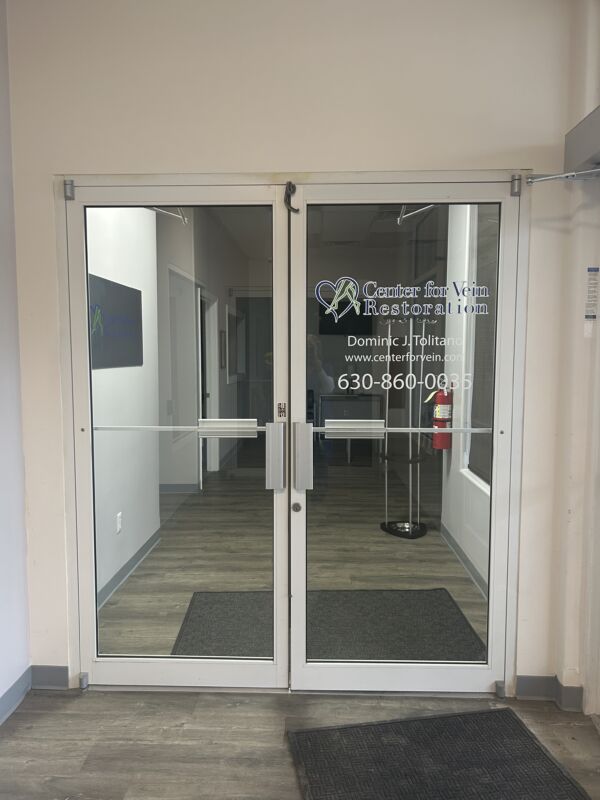 Foto interior del Center for Vein Restoration en Hobart, IN que muestra la puerta principal interior