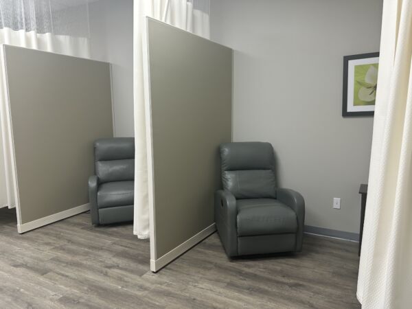 Foto interior del Center for Vein Restoration en Hobart, IN que muestra salas de pacientes individuales