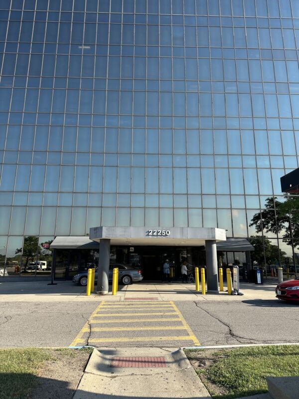 Foto exterior de la ubicación en Southfield, Míchigan, del Center for Vein Restoration que muestra el exterior del edificio.