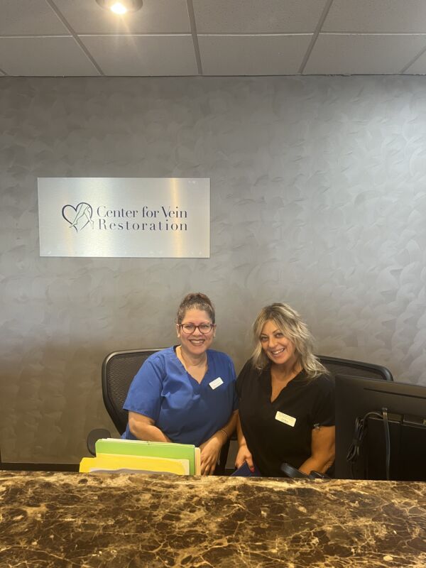 Foto del interior de la sede del Center for Vein Restoration en Wood Dale, Illinois, que muestra la recepción