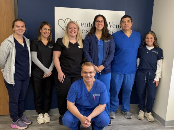 Foto de grupo del equipo en la ubicación de Lansing, Míchigan, del Center for Vein Restoration.