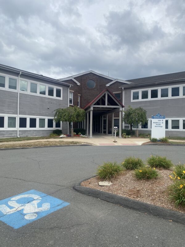Exterior photo of the Middletown, Connecticut location of center for Vein Restoration showing the outside of the building