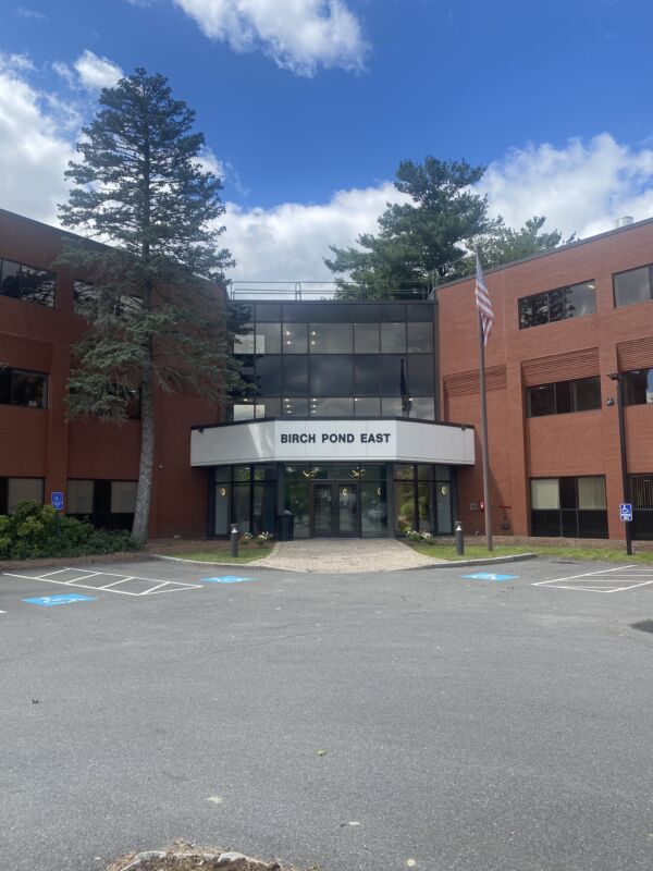 Exterior Photo of the Center for Vein Restoration in Nashua, new hampshire showing the building