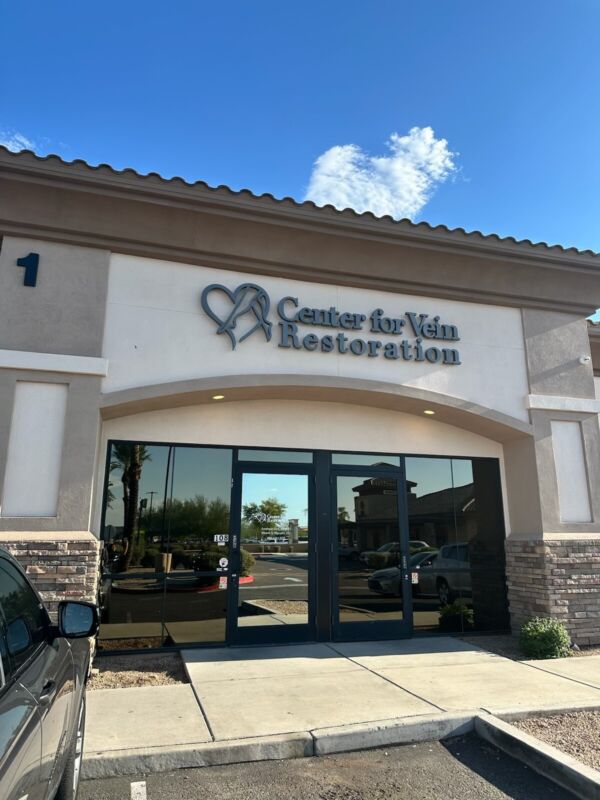 Exterior photo of the Phoenix, Arizona location of center for Vein Restoration showing the outside of the building