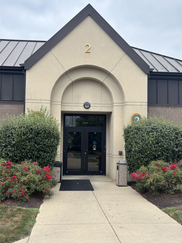 Foto exterior de la ubicación en Sylvania, Ohio, del Center for Vein Restoration que muestra el exterior del edificio.