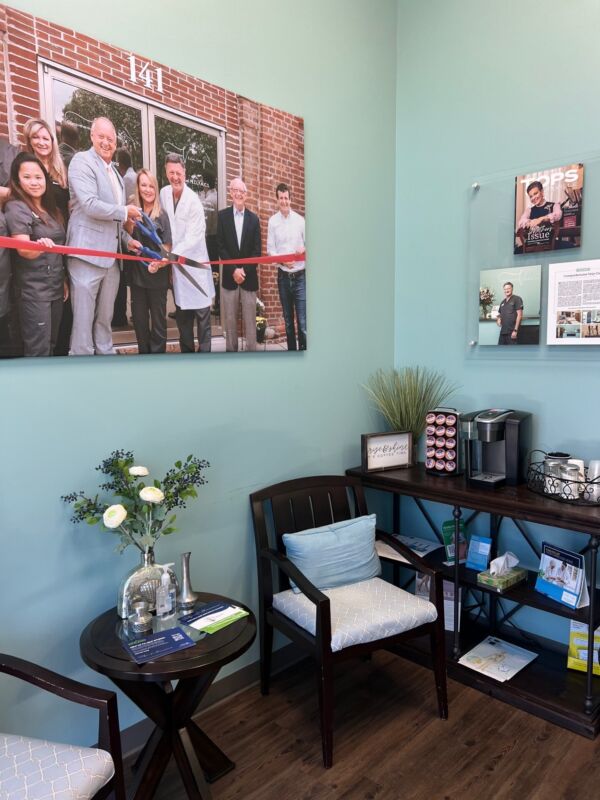 Foto interior de la ubicación en Jeffersonville, Indiana, del Center for Vein Restoration que muestra el área de espera.