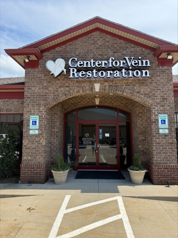 Exterior photo of the Owensboro, Kentucky location of center for Vein Restoration showing the outside of the building