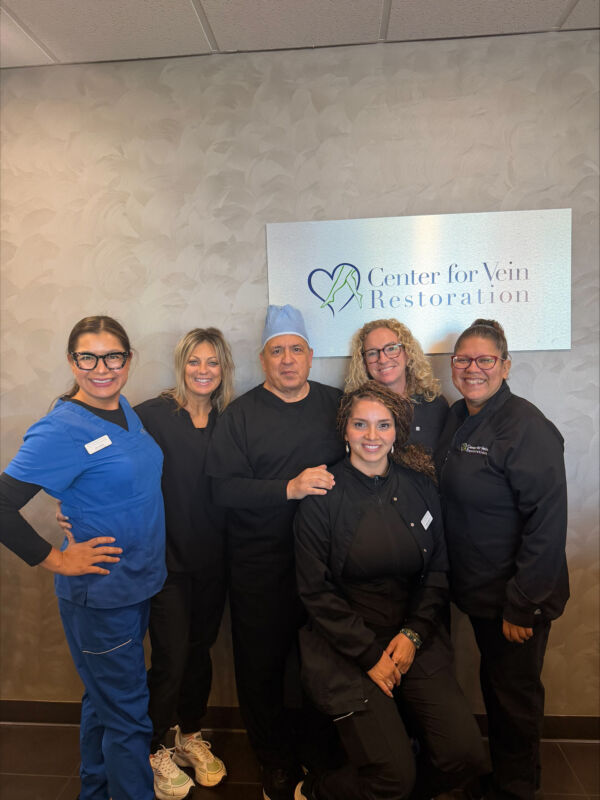 Foto de grupo del equipo en la ubicación de Wood Dale, Illinois, del Center for Vein Restoration.