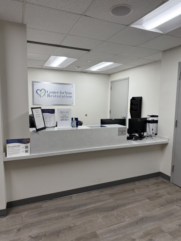Foto del mostrador de recepción del Center for Vein Restoration en el Providence Hospital, Washington, D.C.