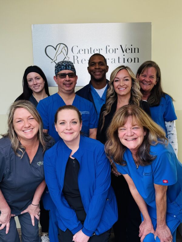 Foto de grupo del equipo en la ubicación de Greenwood, Indiana, del Center for Vein Restoration.