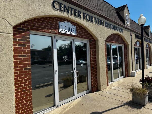 Foto exterior de la sede de Waldorf, MD de Center for Vein Restoration que muestra el exterior del edificio