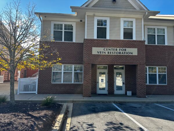 Foto exterior de la sede de Prince Frederick, MD de Center for Vein Restoration que muestra el exterior del edificio