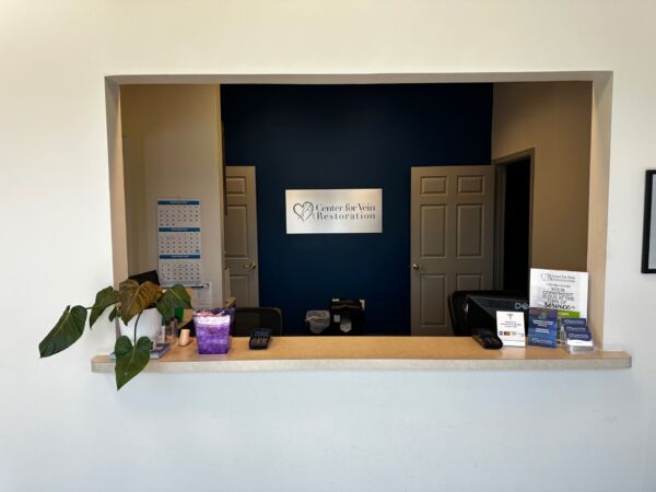 Foto interior de la sede de Waldorf, MD de Center for Vein Restoration que muestra la recepción