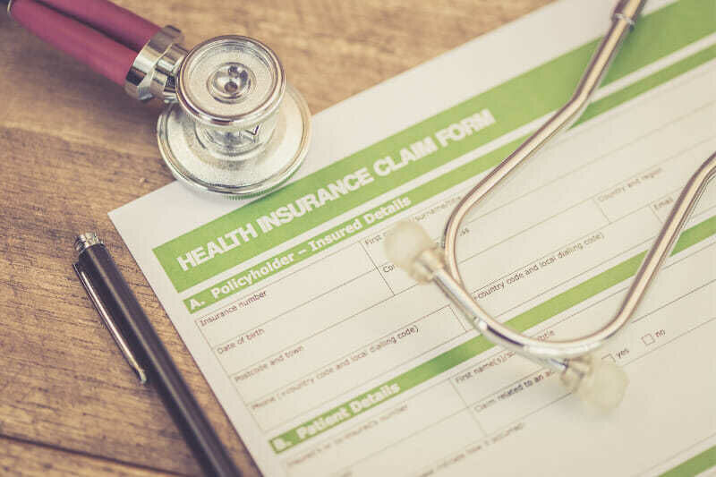 Primer plano de un formulario de seguro médico