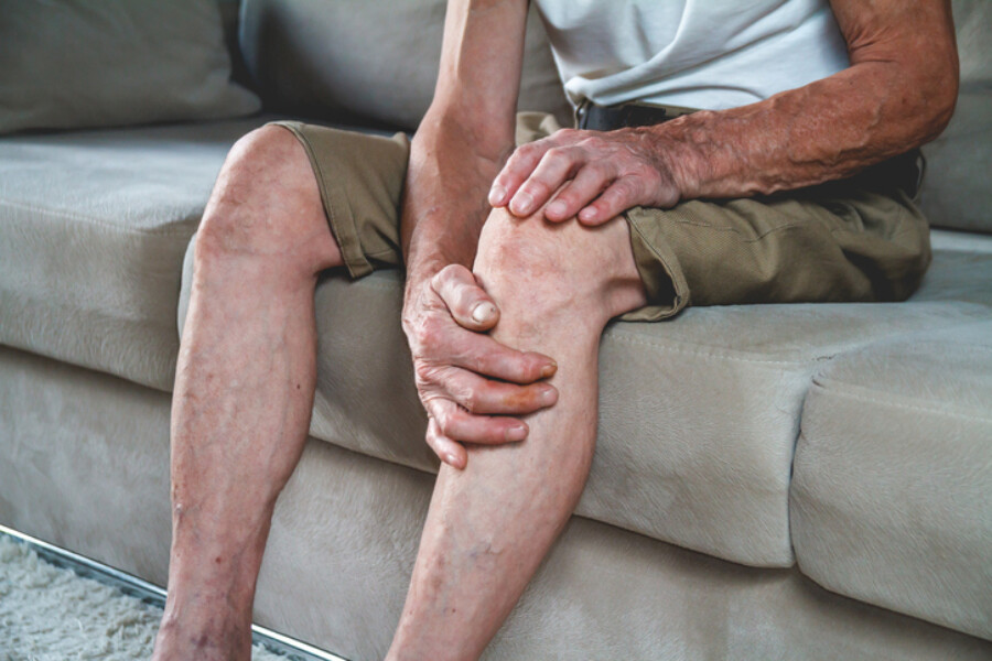Knee pain in an elderly
