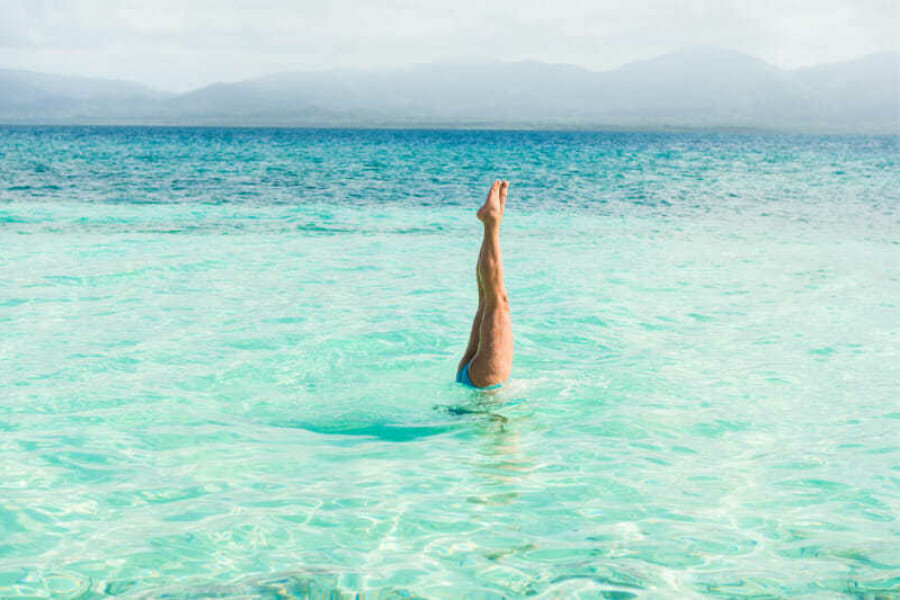 vein free legs handstand in ocean
