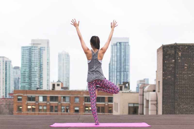 yoga en una terraza de la ciudad relajarse para una piel bonita