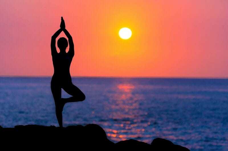 yoga durante la puesta del sol para relajar el cuerpo